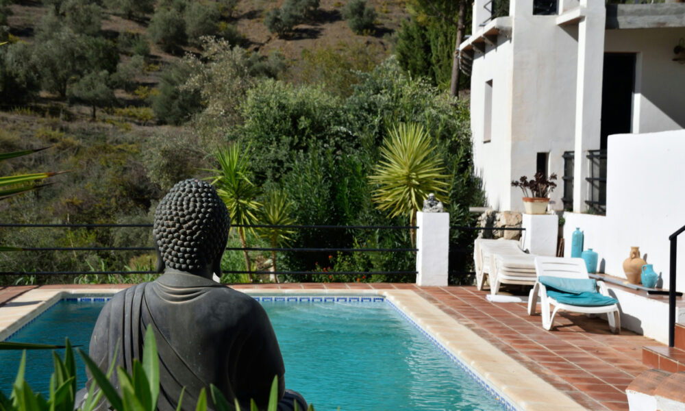 Les avantages d'un abri de piscine haut