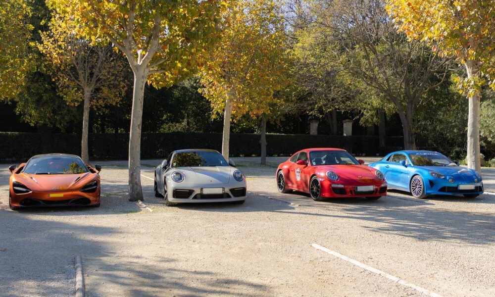 voitures de course garées sur un parking