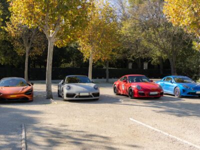 voitures de course garées sur un parking