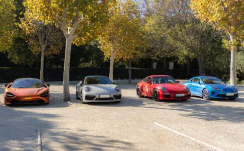 voitures de course garées sur un parking